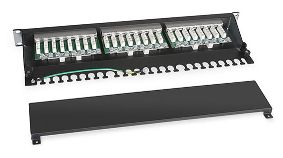 Патч-панель 19 (1U), 24 портов RJ-45, категория 6, Dual IDC, с задним кабельным организатором.<br />Вид в сборе.